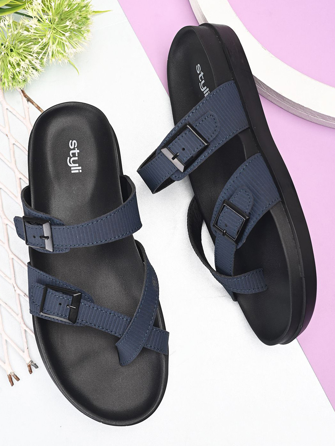 Styli Men Casual Sandals with Buckle Detail