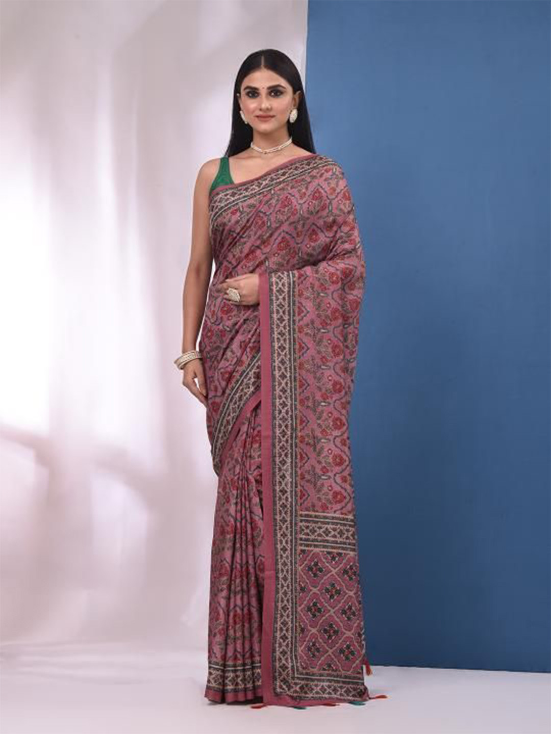 VIBHAVARI Women Flower Printed Silk Saree