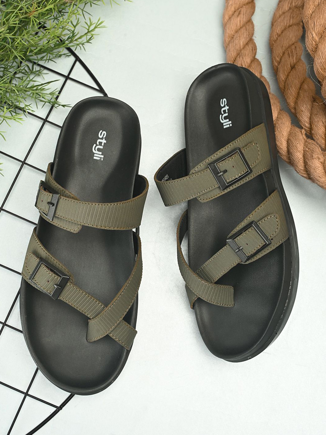 Styli Men Casual Sandals with Buckle Detail
