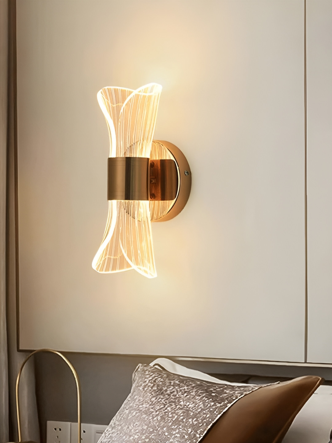 Sinoman Gold-Toned & White Textured Acrylic Abstract Shaped Wall Lamp