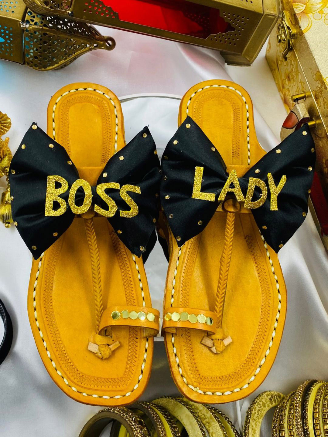 PehnawaCraft Women kolhapuri Embellished Ethnic One Toe Flats With Bow