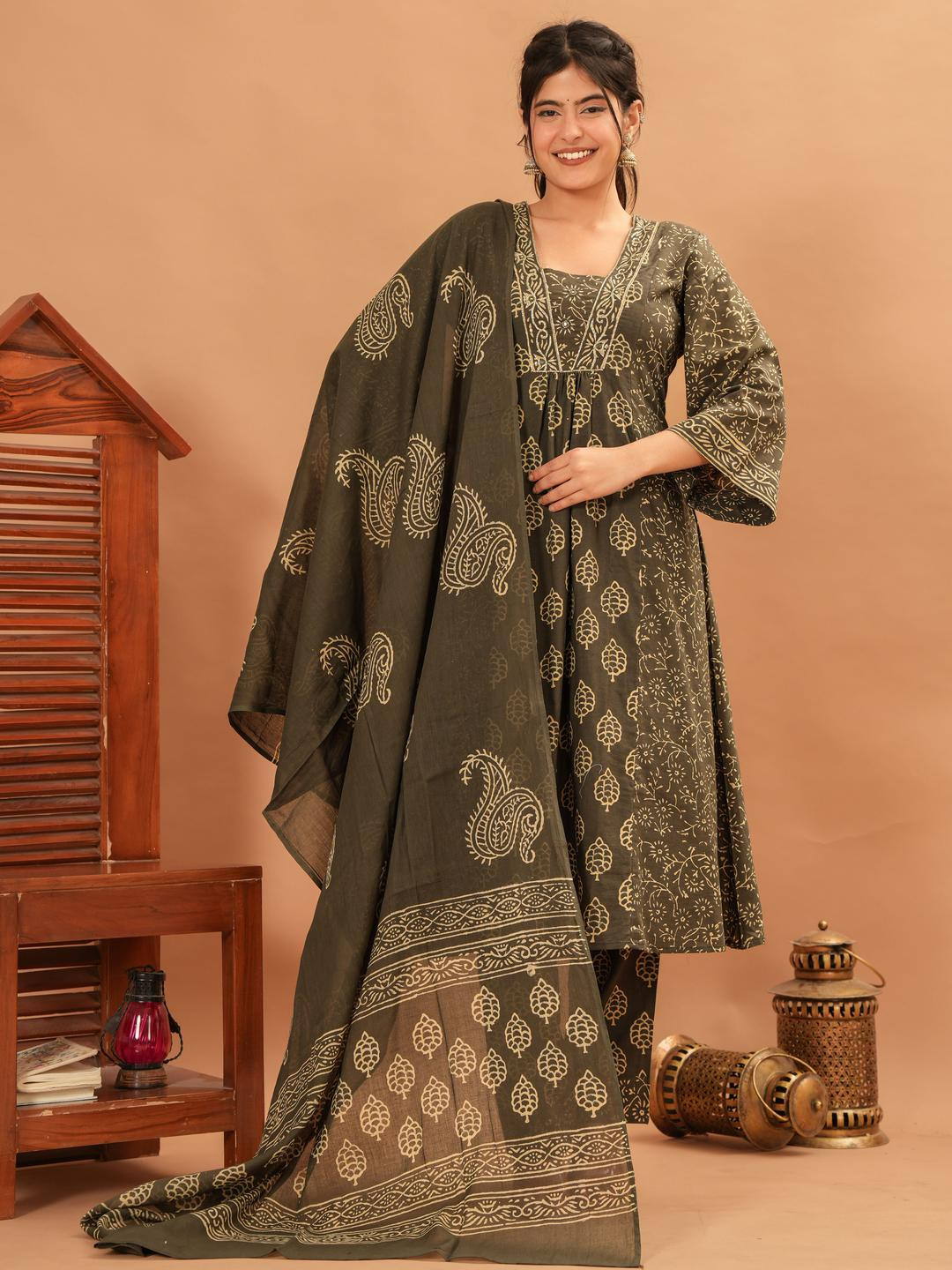 LAKSHAY FASHION Women Green Kurta Sets