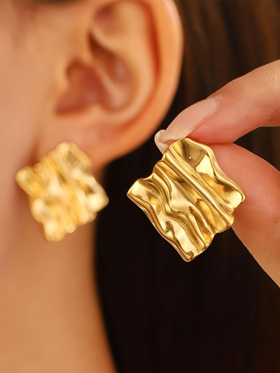 Goho Gold-Plated Wave Design Studs