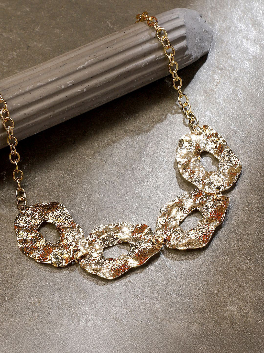 SOHI Dented Halo Gold-Plated Necklace