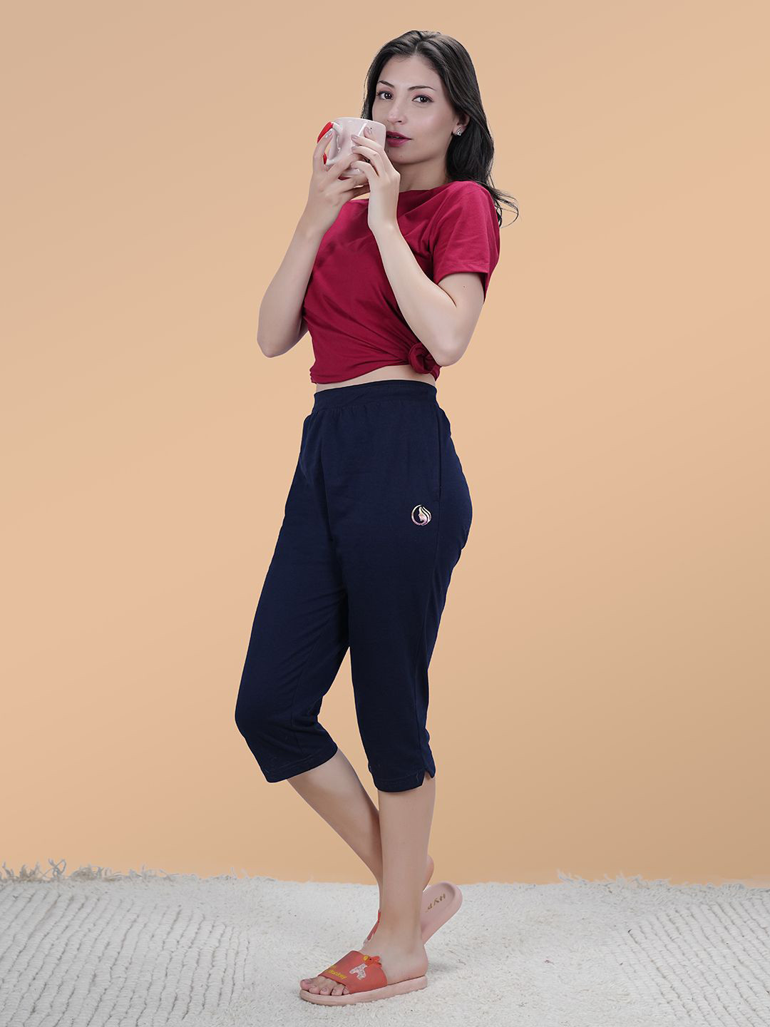 She N She Women Solid Regular Fit Mid-Rise Capris