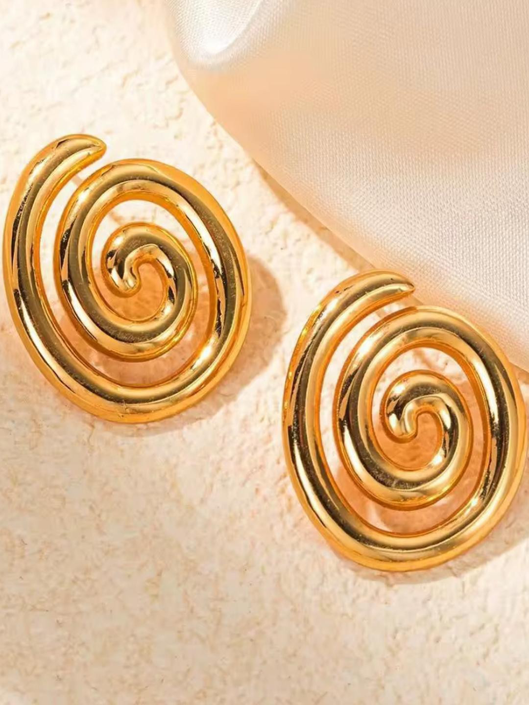 Nitant Women Gold Earrings