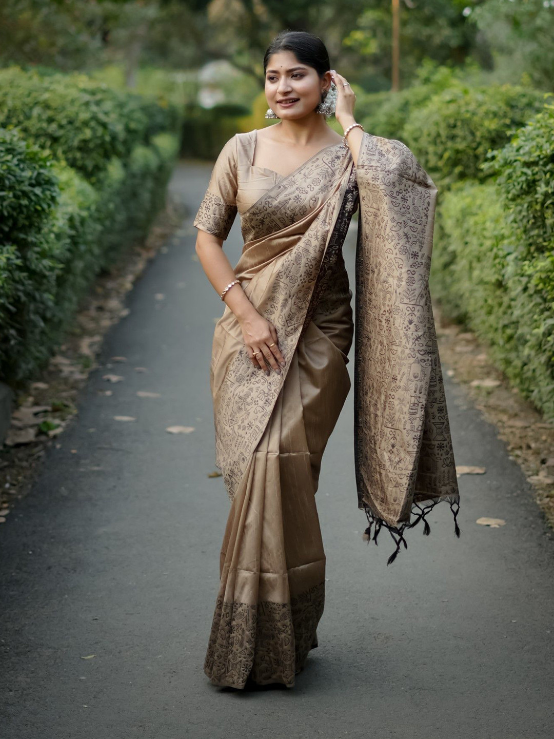 KALINI Ethnic Motifs Printed Saree With Gala Print Border And Matching Blouse Piece