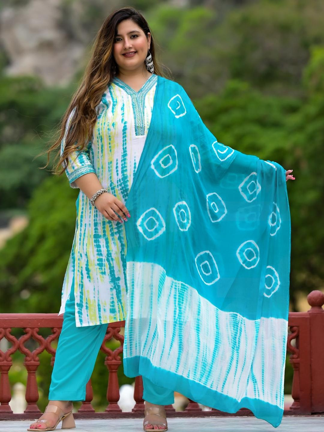 ROPADEMODA Women Yoke Design Viscose Rayon Kurta Sets