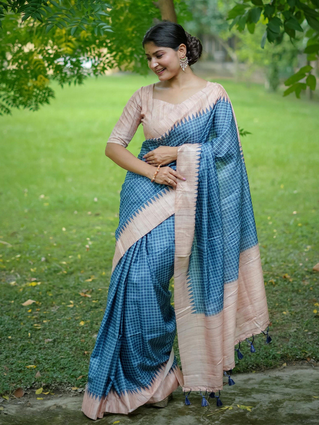 KALINI Checked Kantha Work Saree With Contrast Blouse Piece