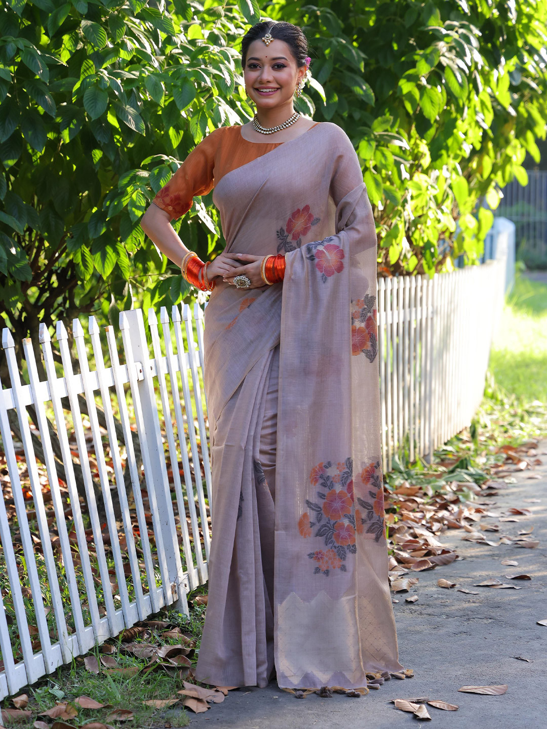 KALINI Floral Resham Weaving Jamdani Saree With Contrast Blouse Piece