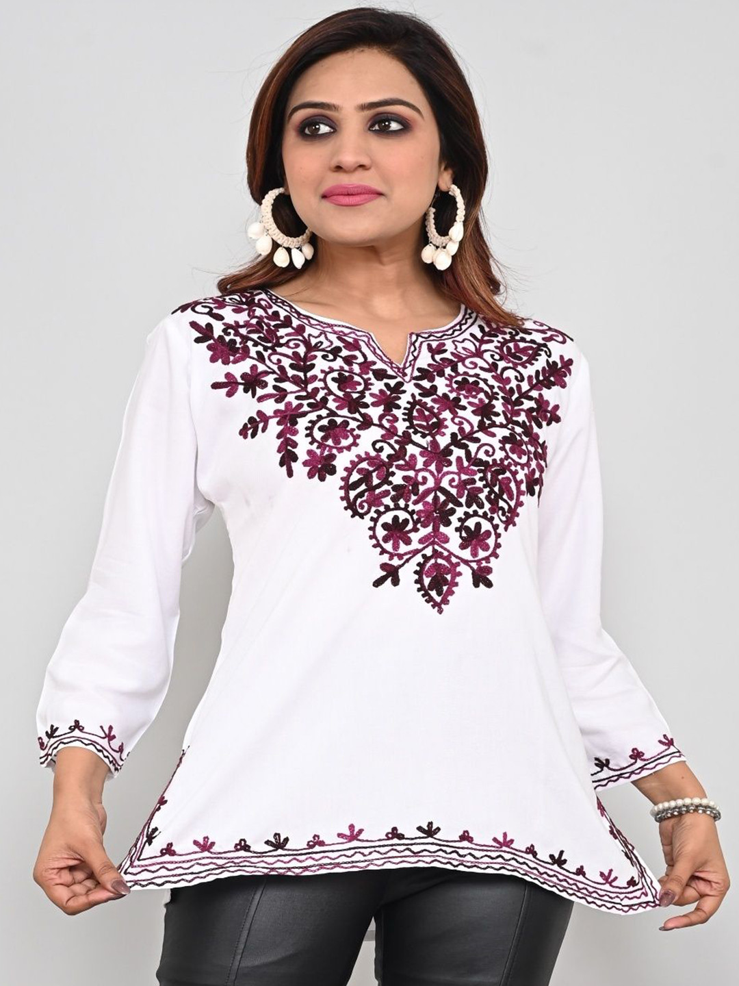 BLUE KART Women Floral Embroidered Chikankari Straight Kurti