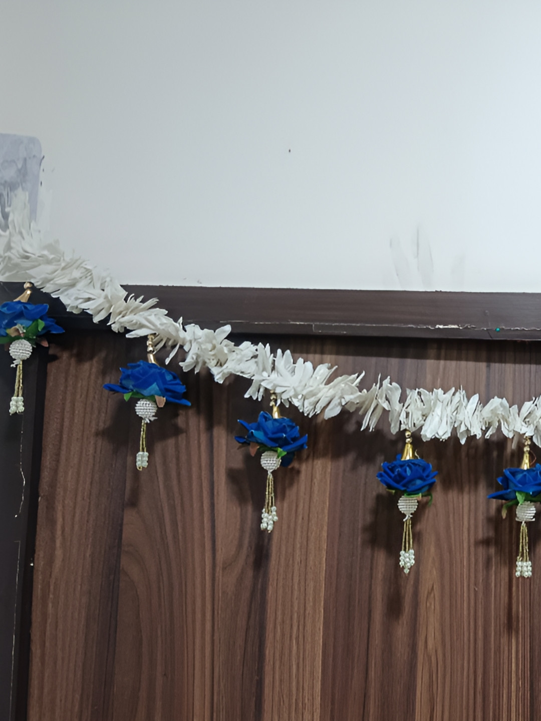 Nutts Blue & White Papergajra With Velvet Rose Tassel Bandhanwar Festive Decor