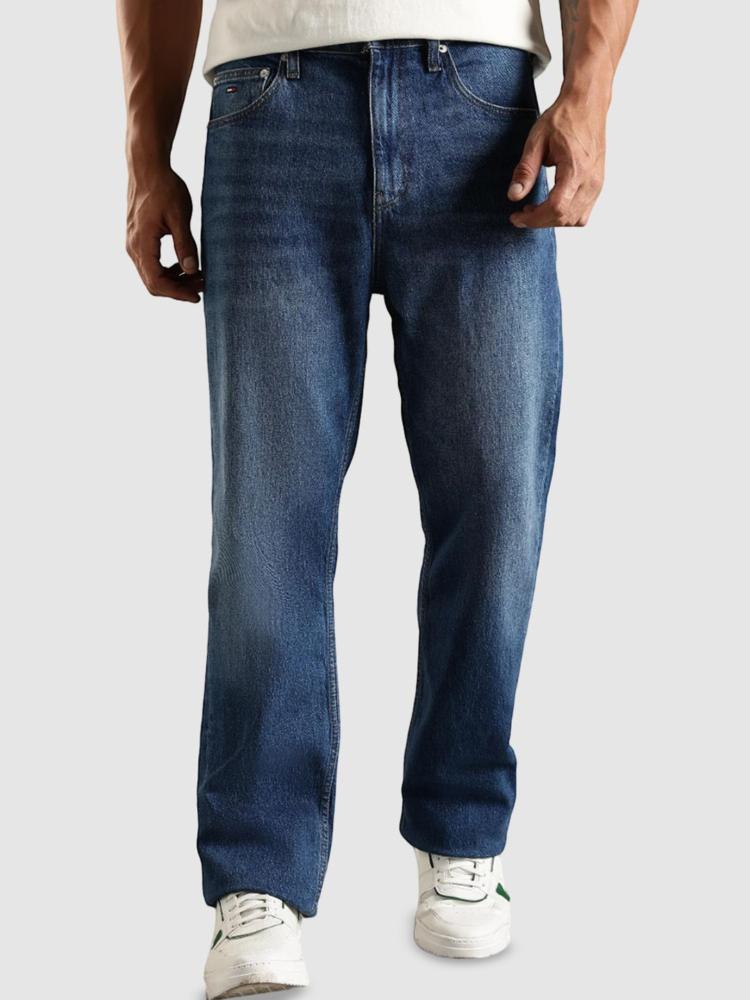 Tommy Hilfiger EuropeMen Mid-Rise Light Fade Cotton Regular Fit Jeans