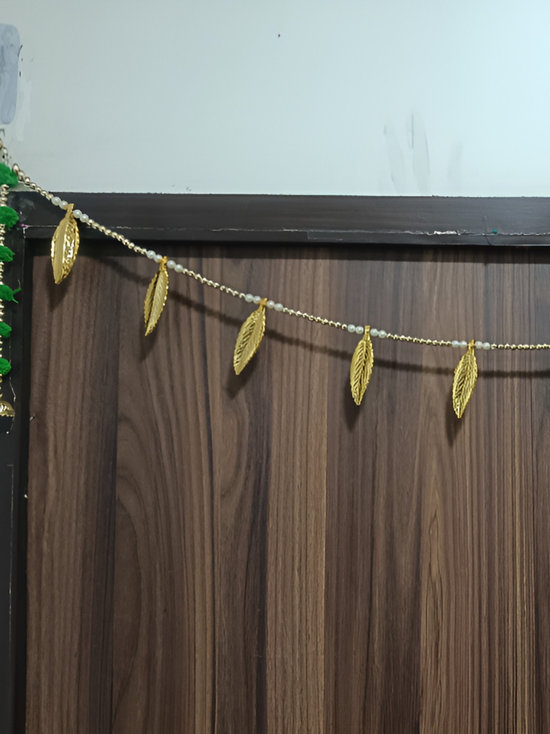 Nutts White & Green Leaf Bandhanwar Festive Decor With Side Hangings