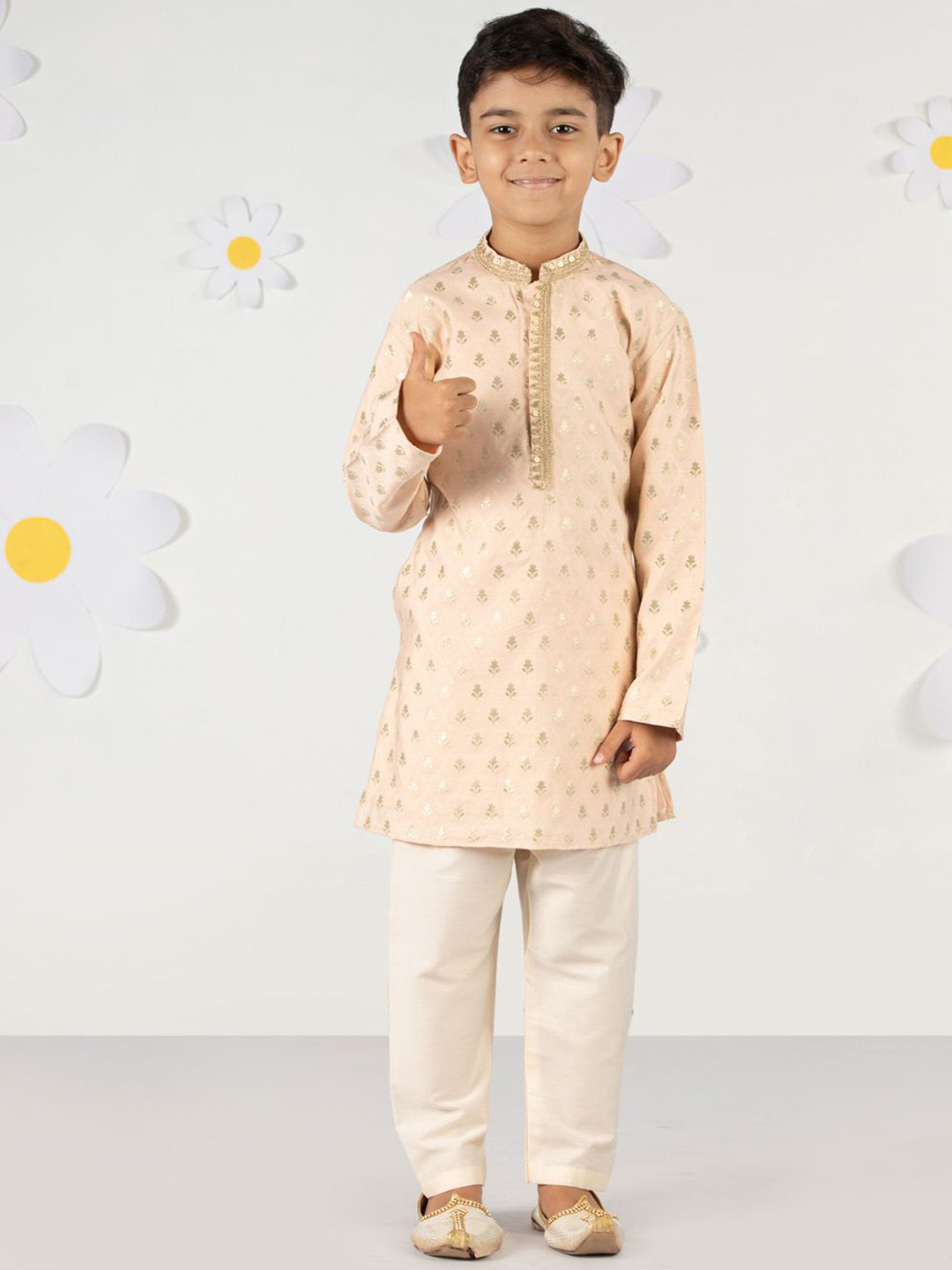 VASTRAMAY Boys Ethnic Motifs Sequinned Mandarin Collar Straight Kurta with Pyjamas