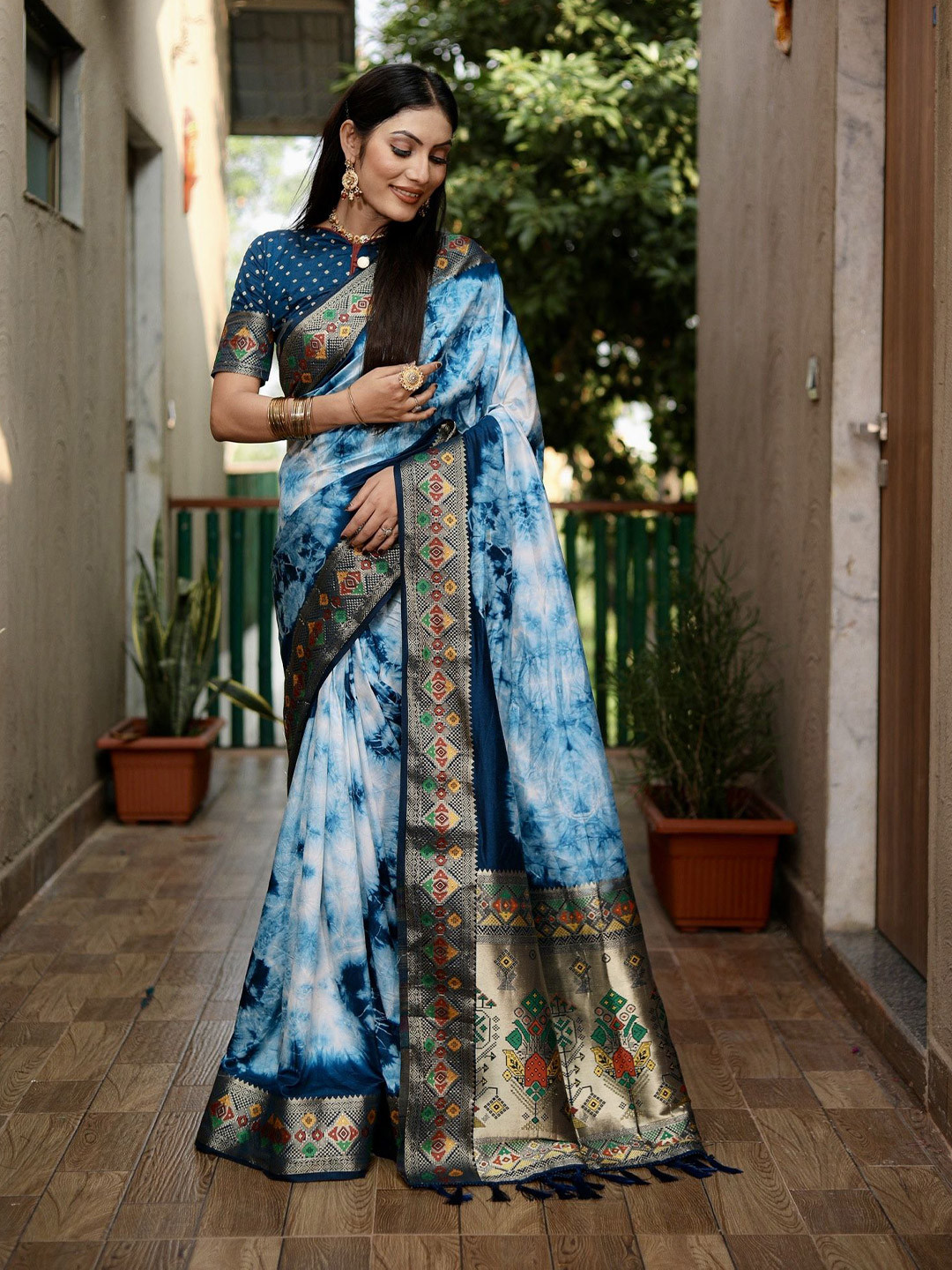 Divyadham Textiles Abstract Woven Design Zari Paithani Saree