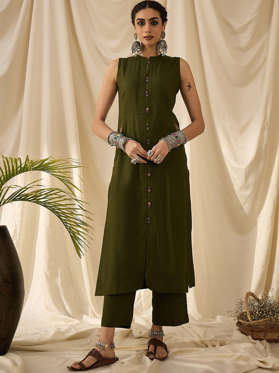 STADO Mandarin Collar Sleeveless Kurta With Trousers
