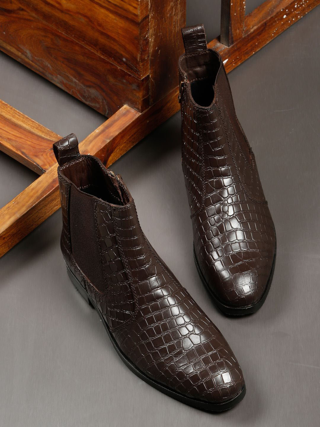 Teakwood Leathers Men Croco-Textured Chelsea Boots