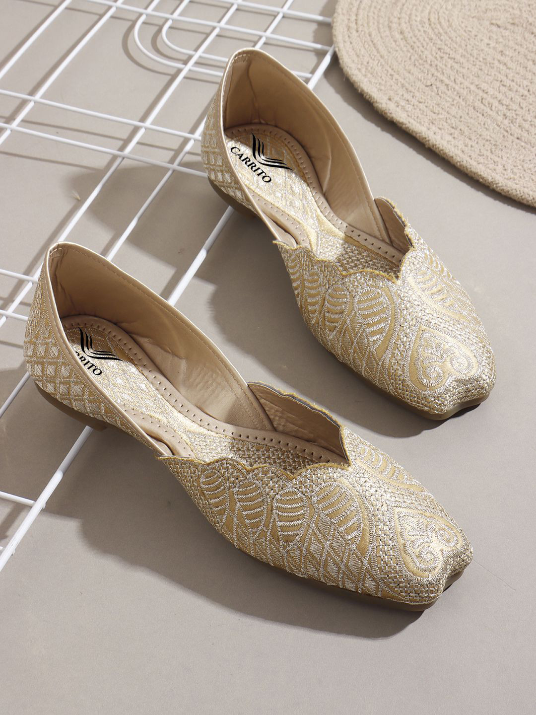 carrito Women Embroidered Square Toe Mojaris
