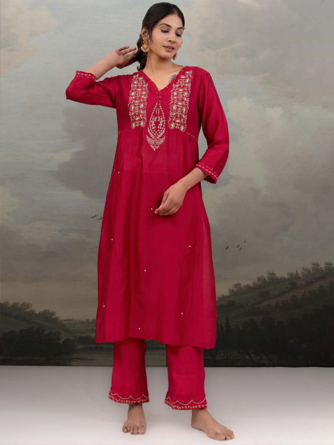 TATWA DESIGNS Women Floral Embroidered Kurti with Trousers