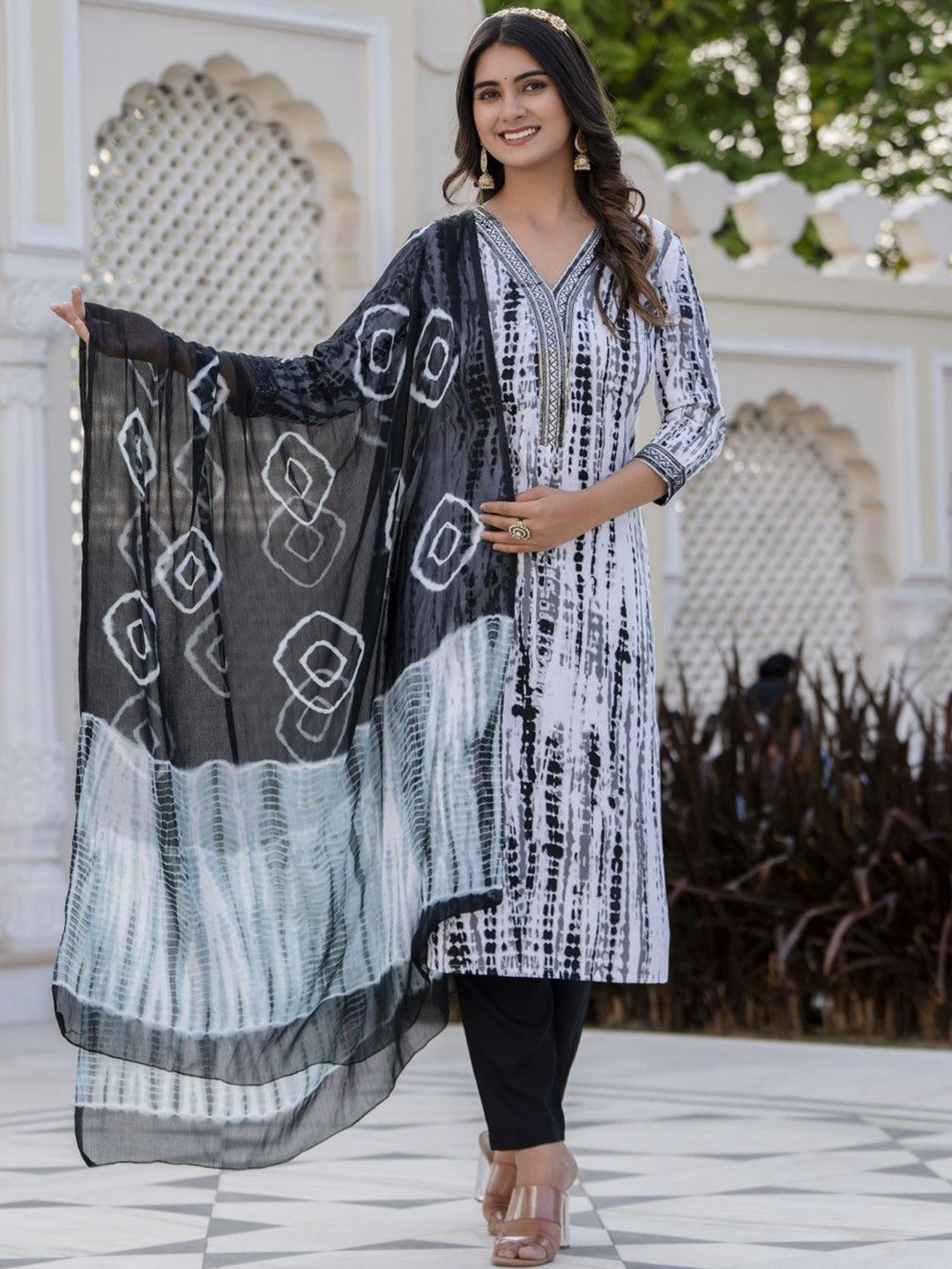 Lee Moda Women Tie and Dye Printed Regular Kurta with Trousers With Dupatta