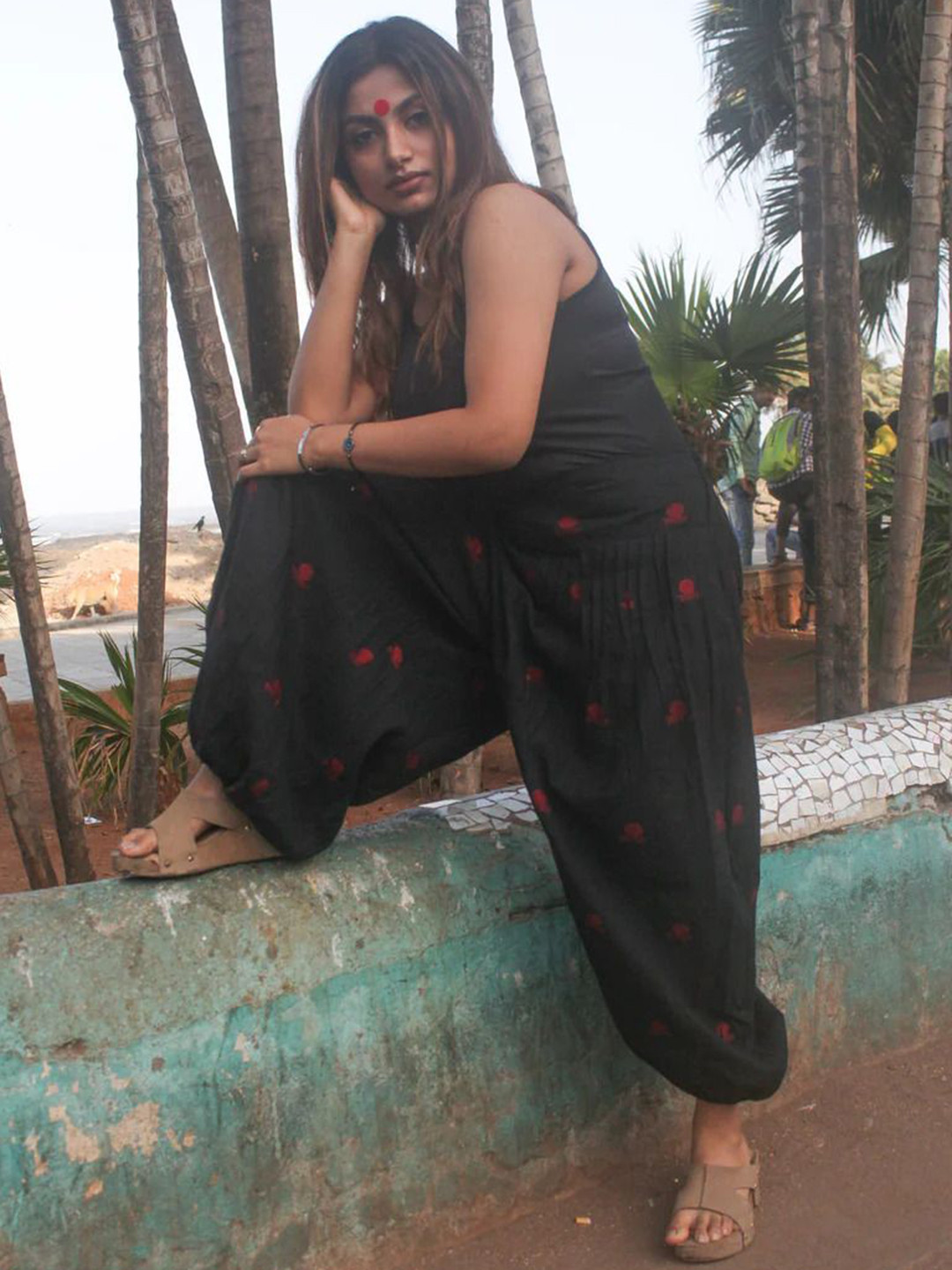 Prathaa Women Floral Printed Loose Fit Flared Harem Pants