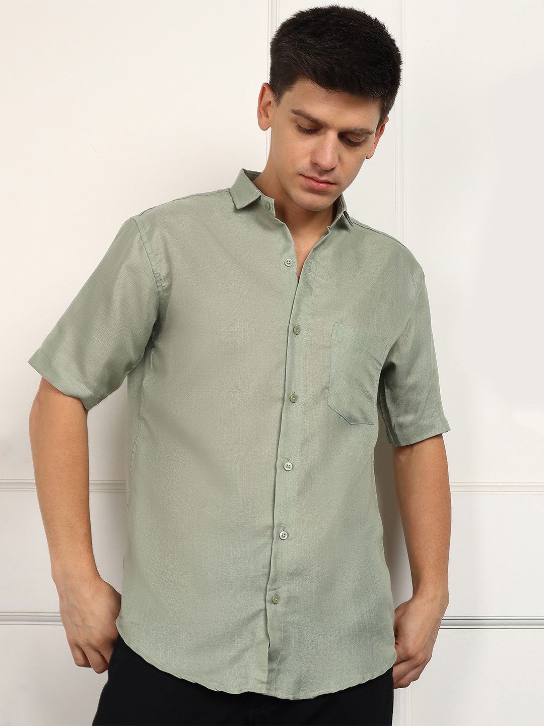 BROWN BROTHERS Men Solid Spread Collar Casual Shirt