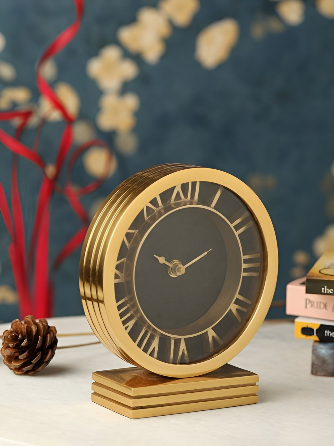 Decor de Maison Gold-Toned & Black Contemporary Aluminum Analogue Table Clock