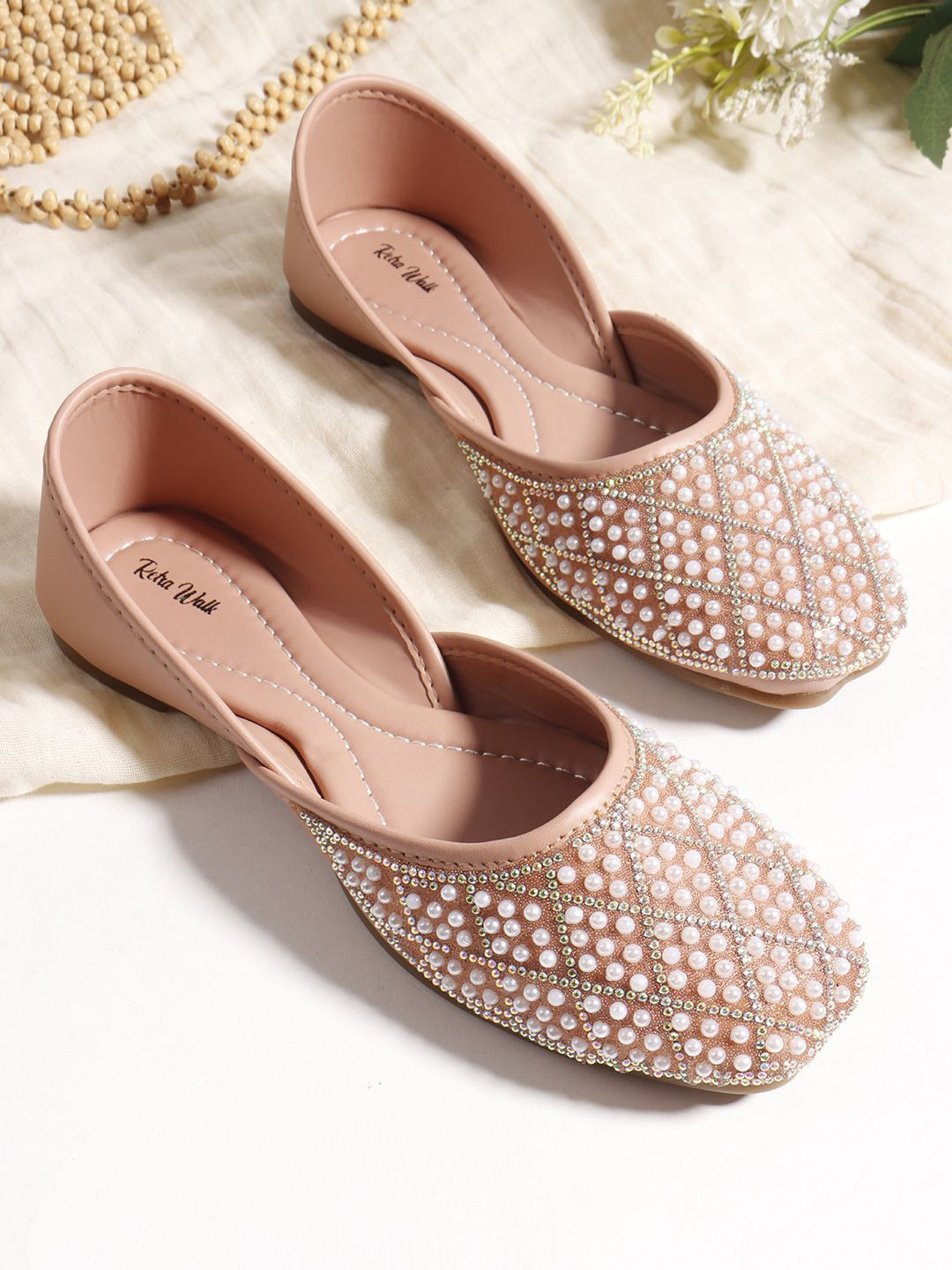 Retro Walk Women Embellished Ethnic Mojaris Flats