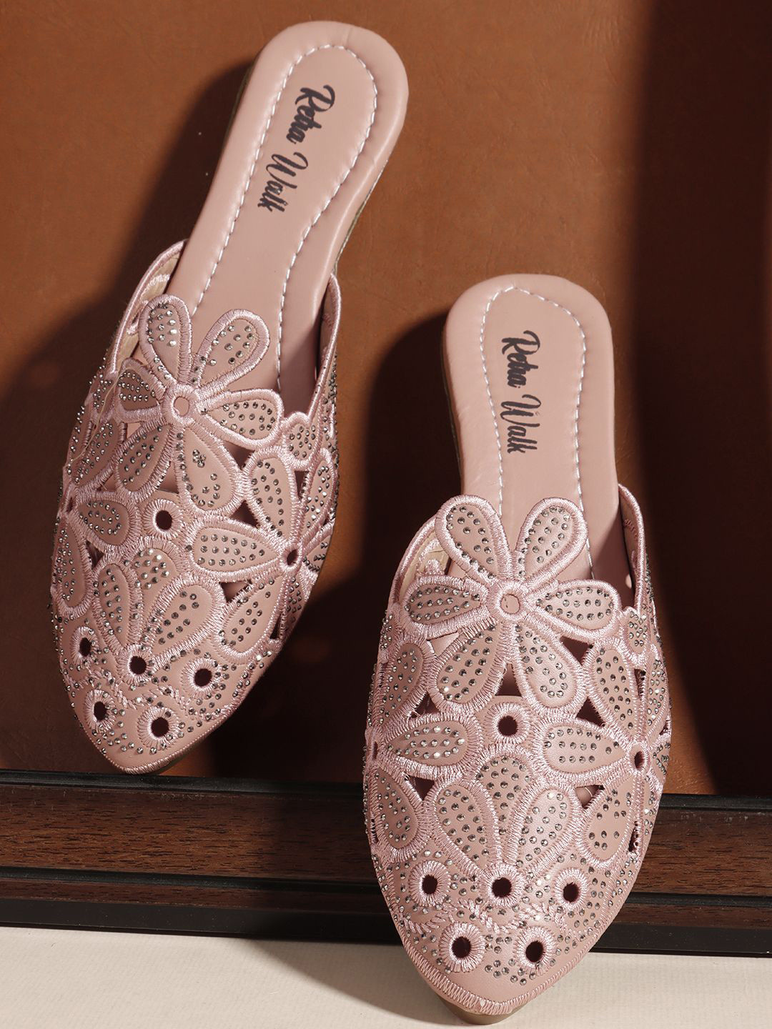 Retro Walk Women Embellished Ethnic Mojaris Flats