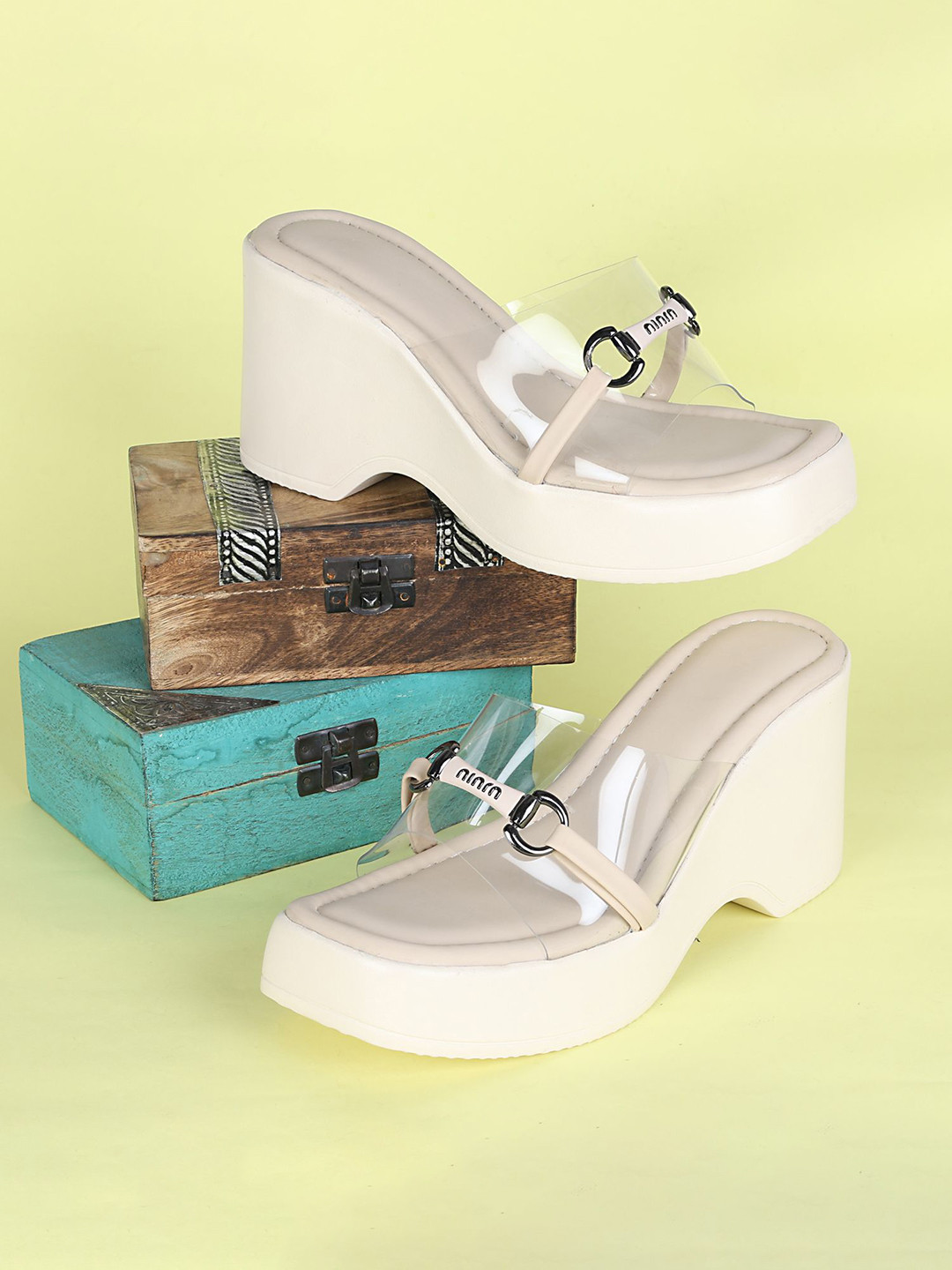 Commander Shoes Women Solid Synthetic Wedge Heeled Sandals