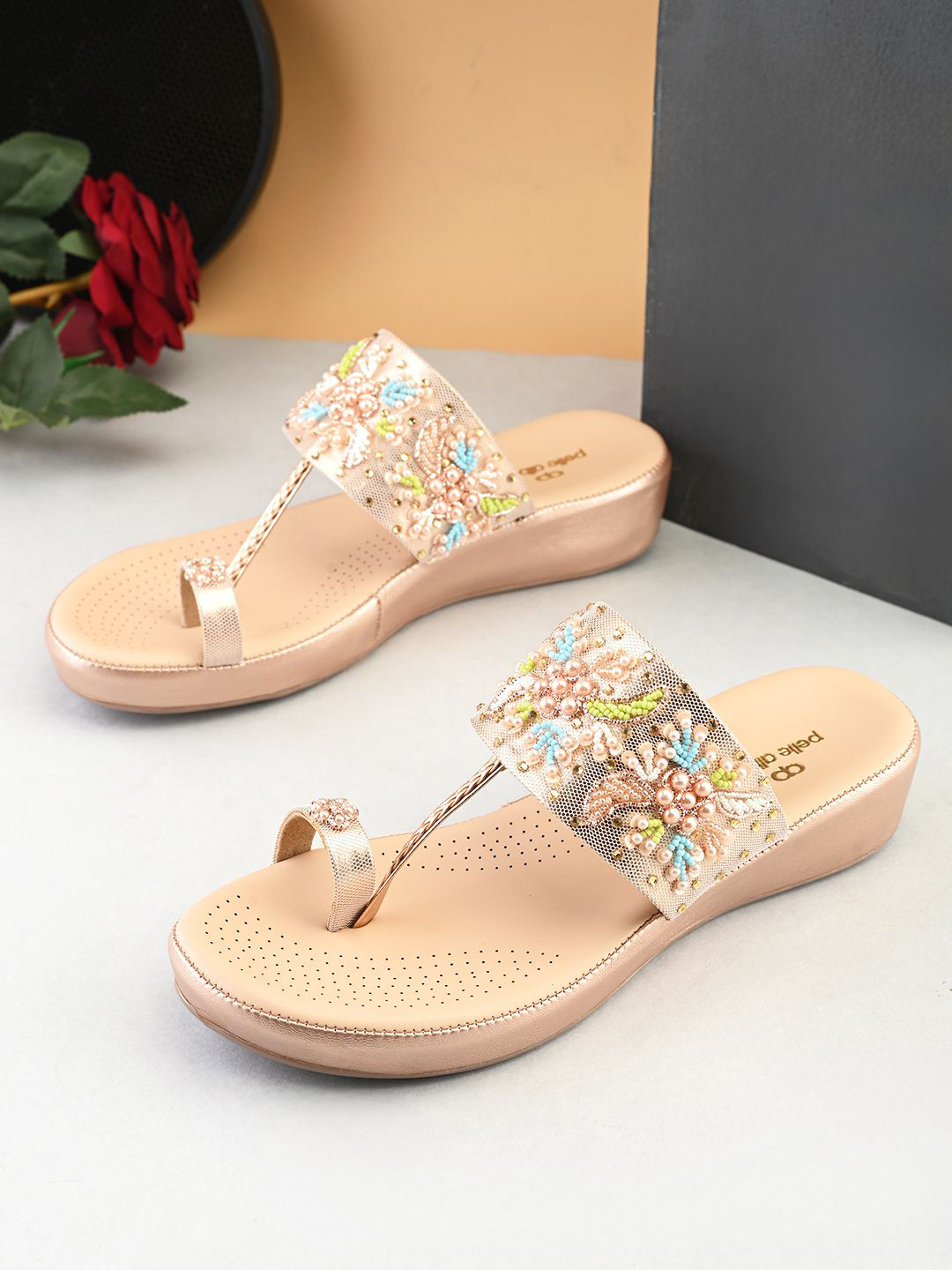 pelle albero Women Embroidered Embellished Ethnic One Toe Flats