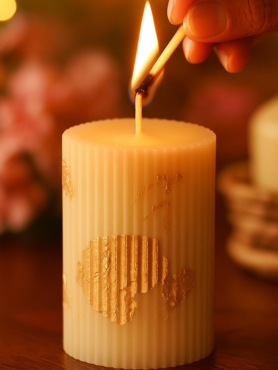 LIGHT JEWELS Gold Foil Design 2Pcs 1 Wick Vanilla Solid Geometric Regular Pillar Candles