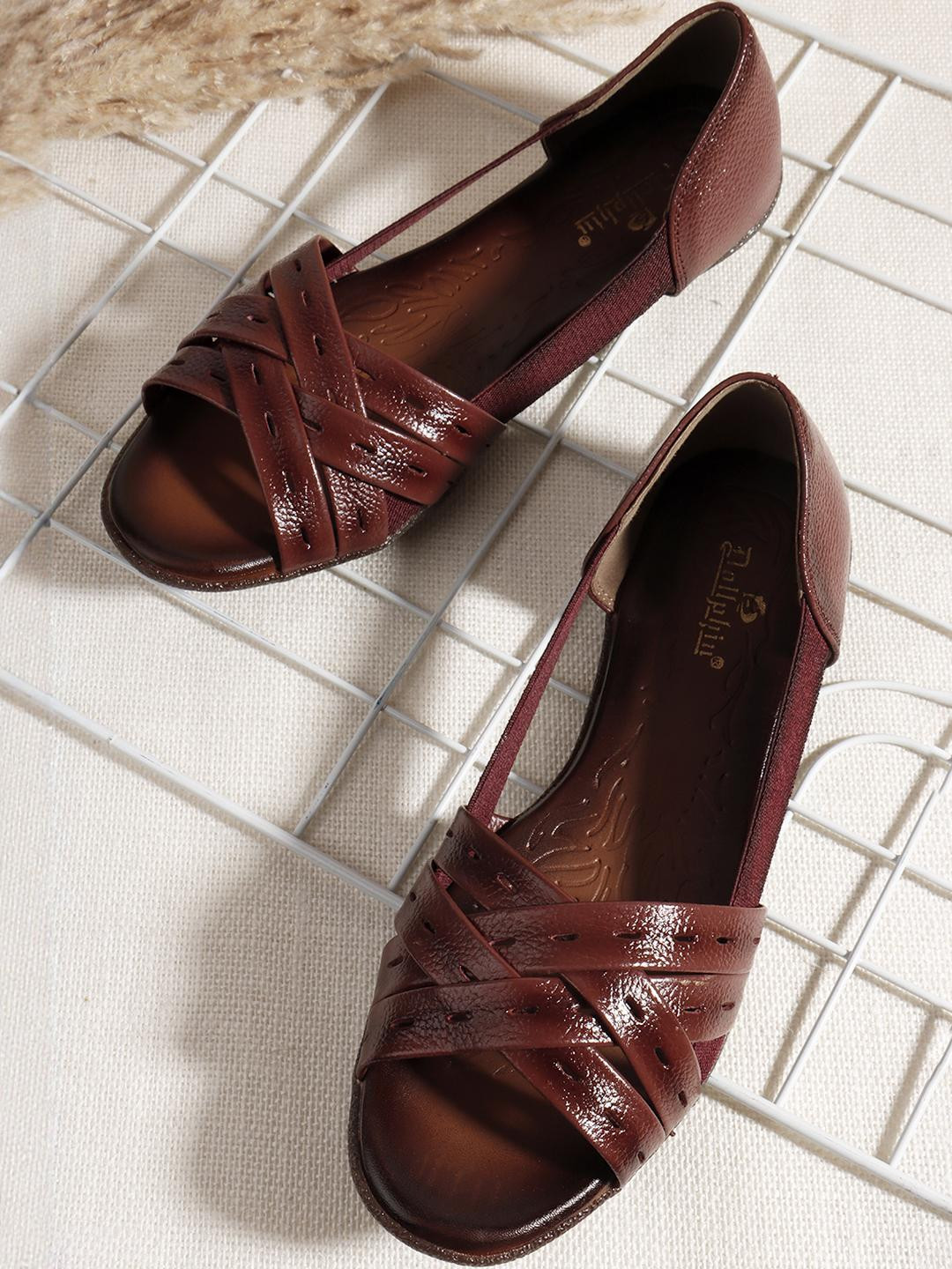 Dollphin Women One Toe Flats With Laser Cuts
