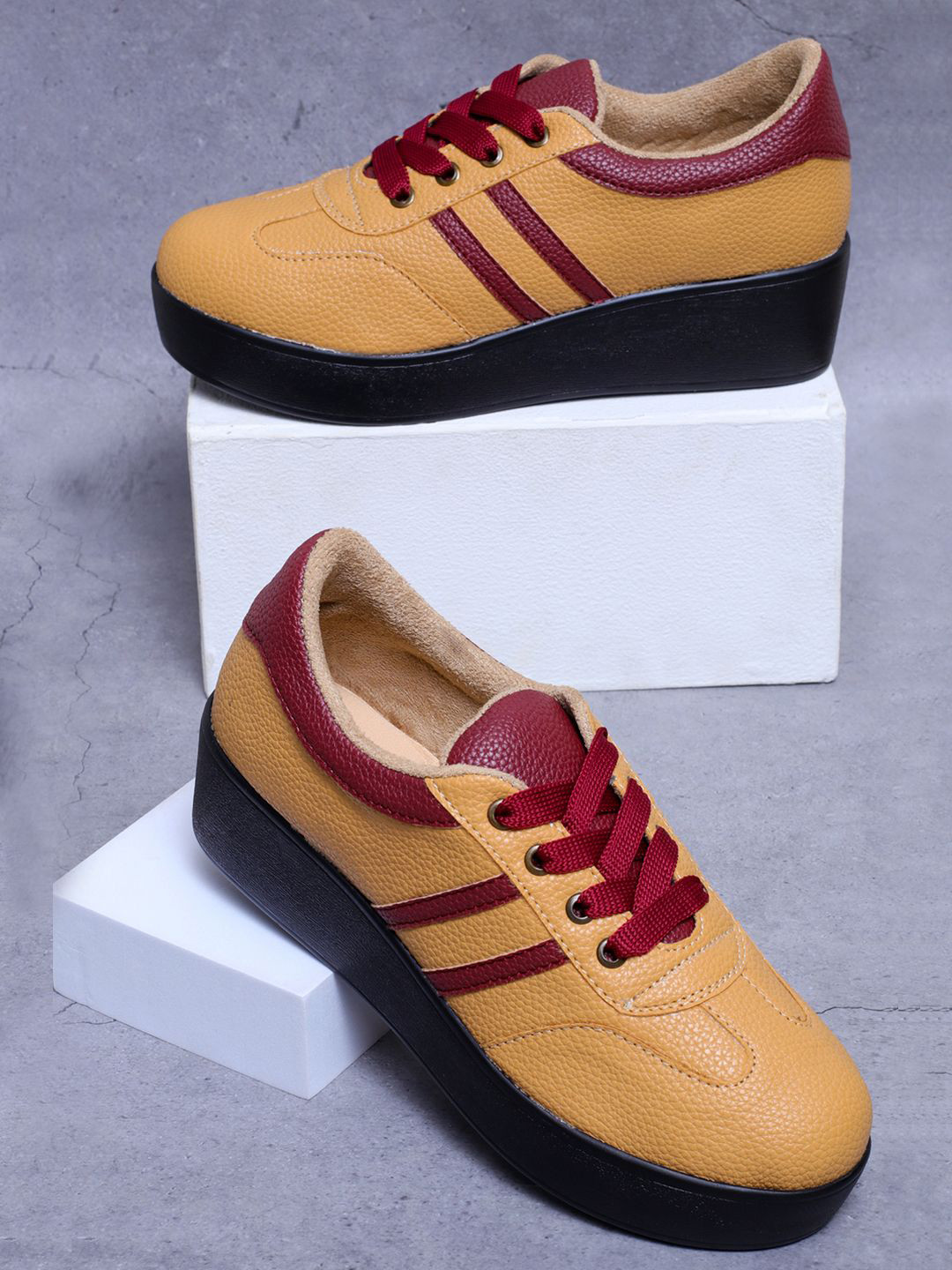 TRASE Women Lace-Ups Round Toe Sneakers