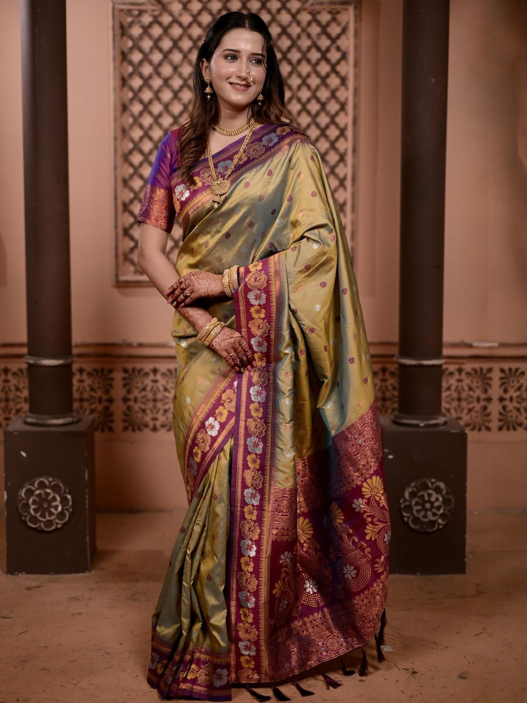 DIVASTRI Soft Silk Two tone Saree With Flower Zari Weaving Border & Contrast Blouse Piece