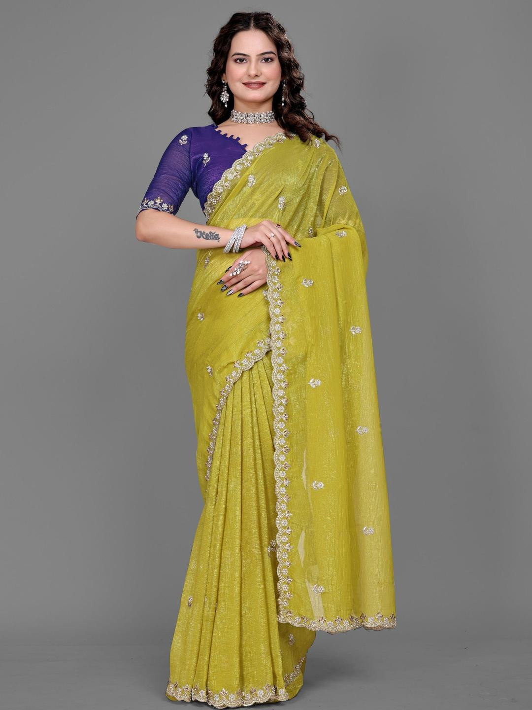 DIVASTRI Crunchy Chiffon Saree With Embrodiery Work And Contrast Blouse Piece