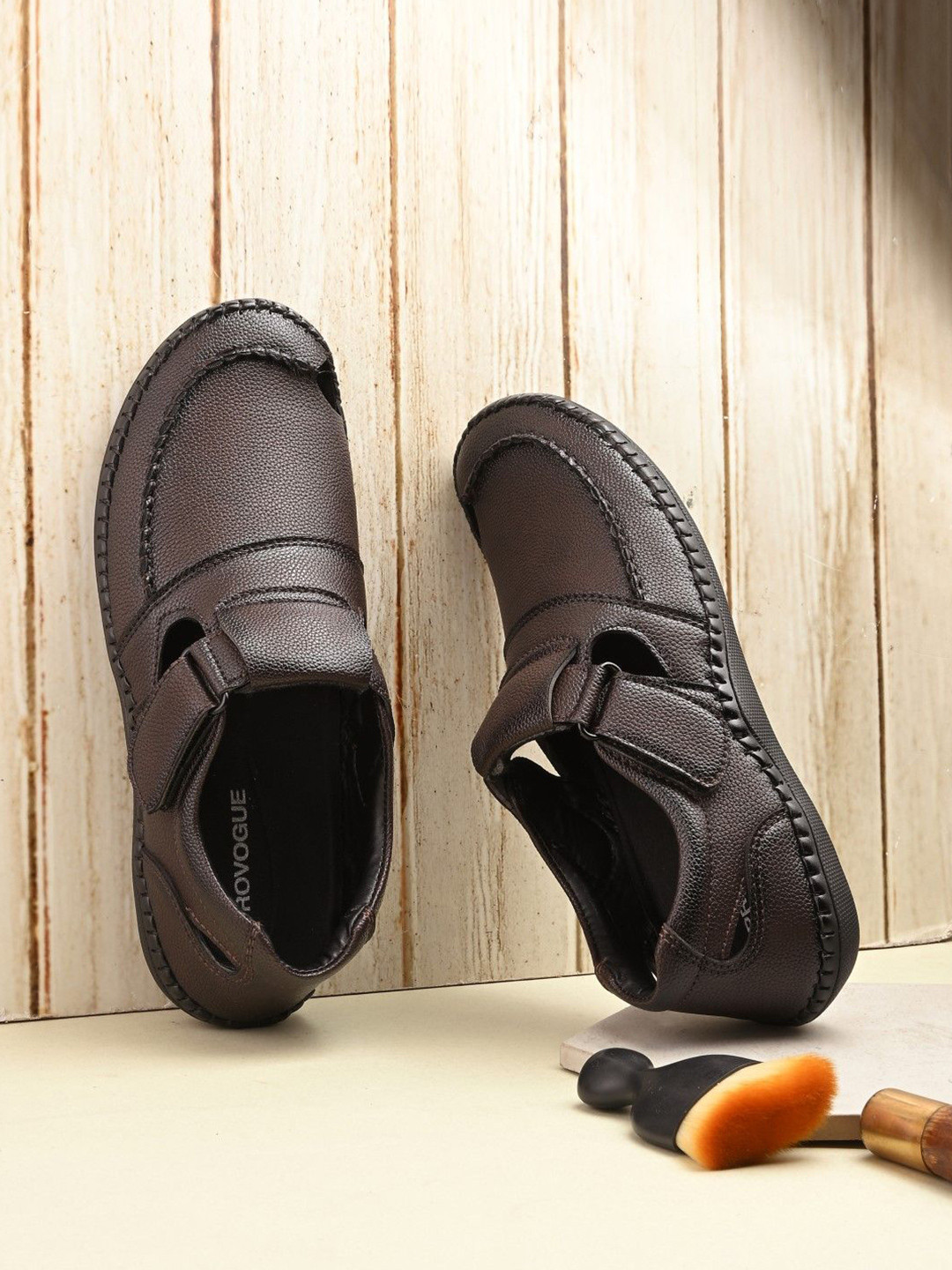 Provogue Men Textured Round-Toe Shoe-Style Sandals