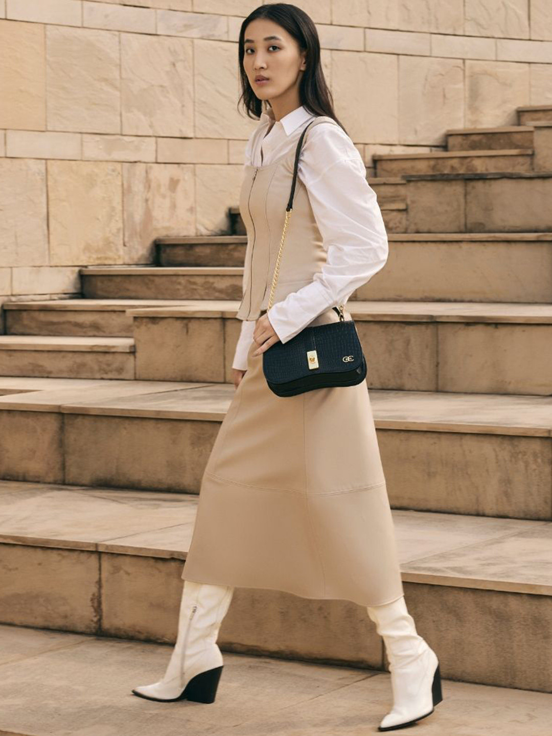 Hoche Paris Women Textured Structured Leather Handheld Bag