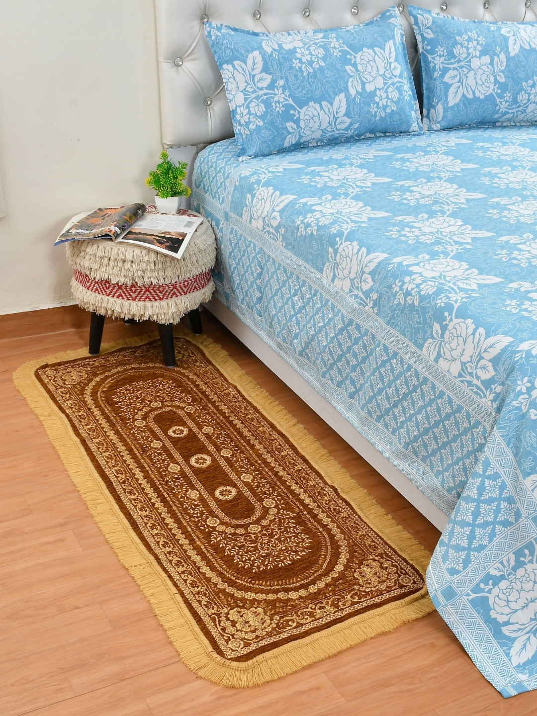 SAWNA HOMES Gold-Toned 1 Piece Geometric Anti-Skid Carpet