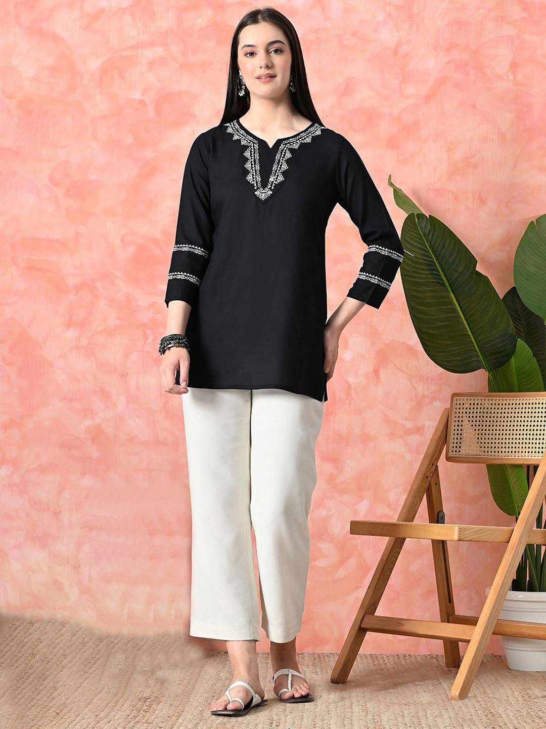 DANEEN Women Embroidered Kurti