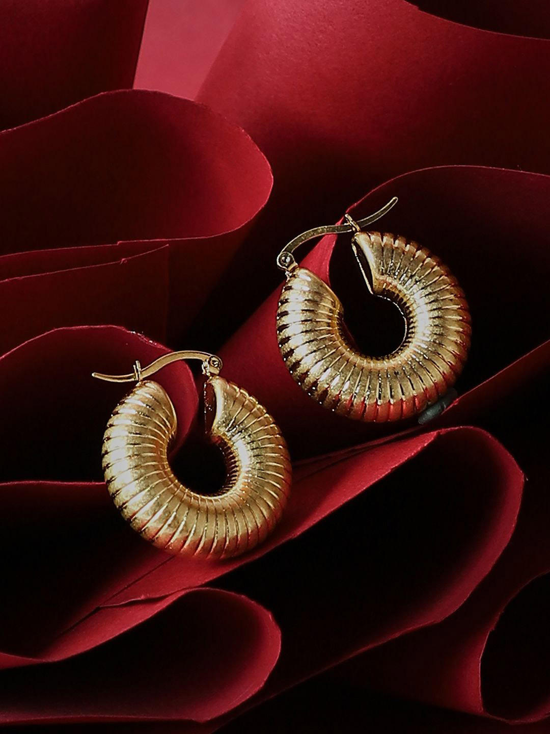 SOHI The Snake-Ribbed Gold-Plated Contemporary Hoop Earrings