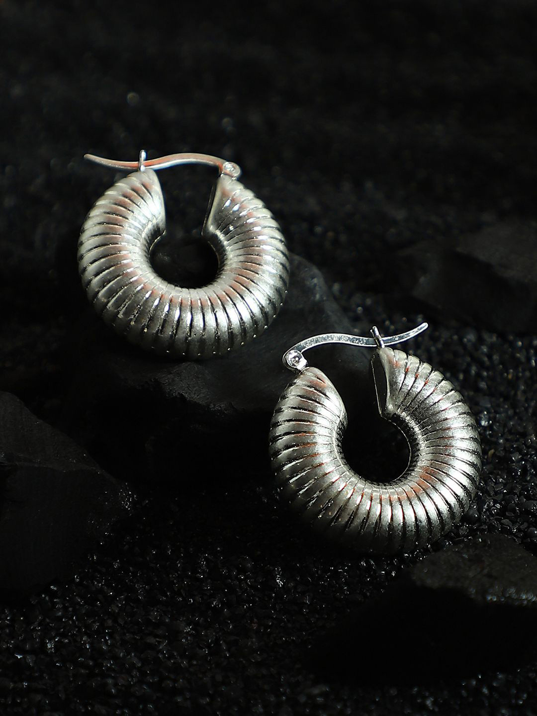 SOHI The Snake-Ribbed Silver-Plated Contemporary Hoop Earrings