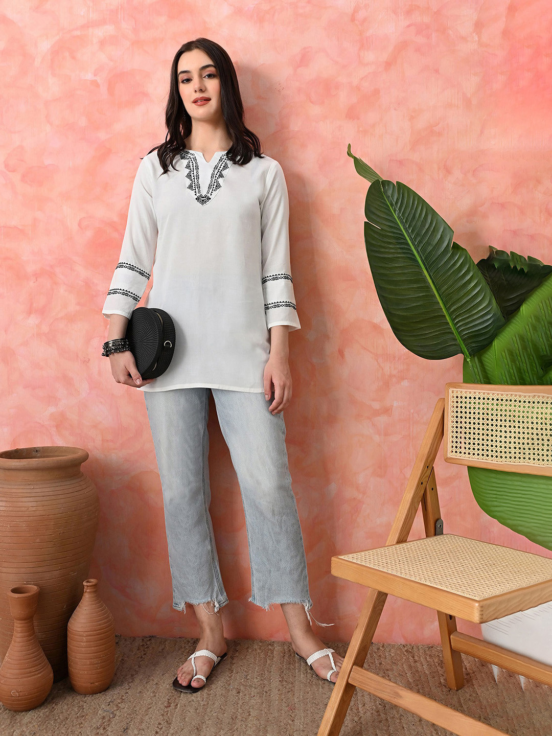 DANEEN Women Embroidered V-Neck Thread Work Kurti
