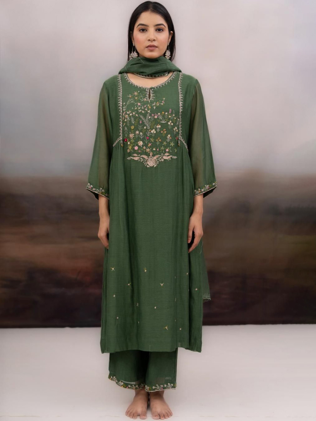 TATWA DESIGNS Women Floral Embroidered Round Neck Kurta With Trousers & Dupatta