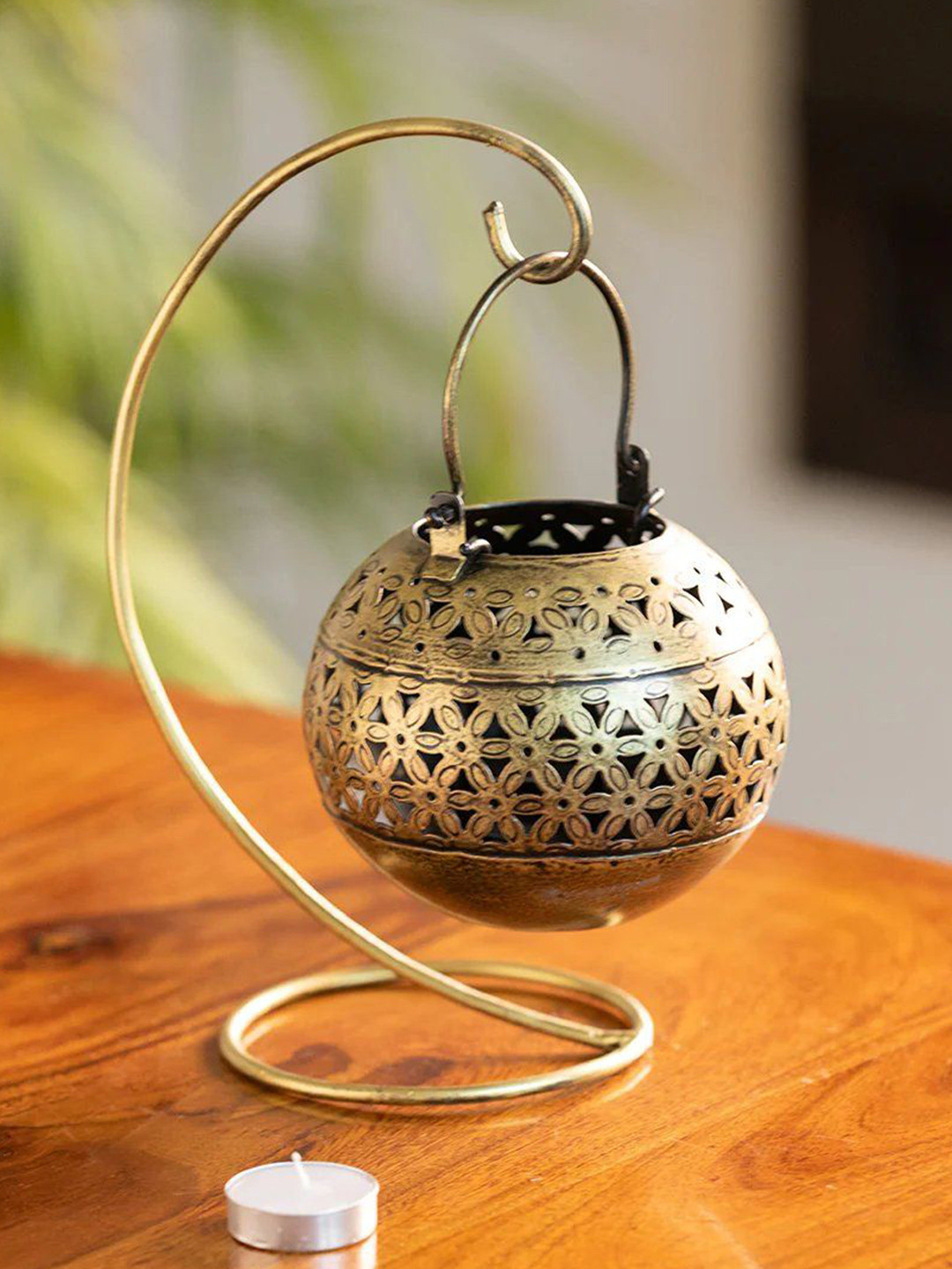 CRAFTAM Gold Toned & Black Iron Mataki Shape Doop Stand Tealight Candle Holder With Stand