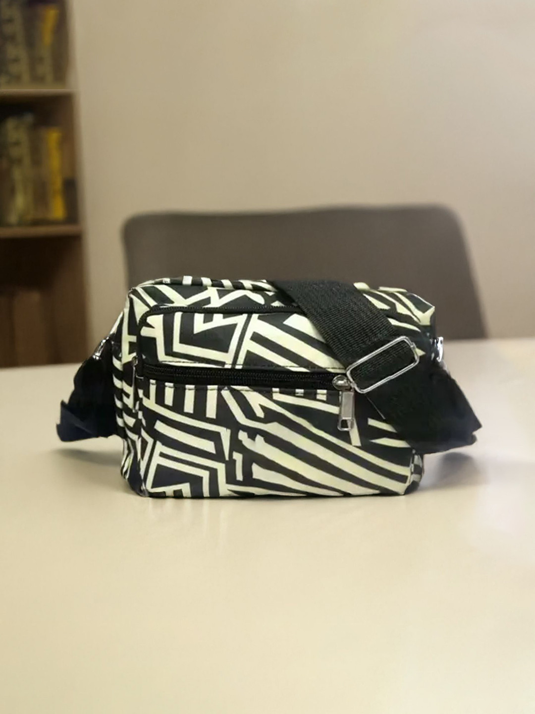 MOMISY Women Geometric Crossbody