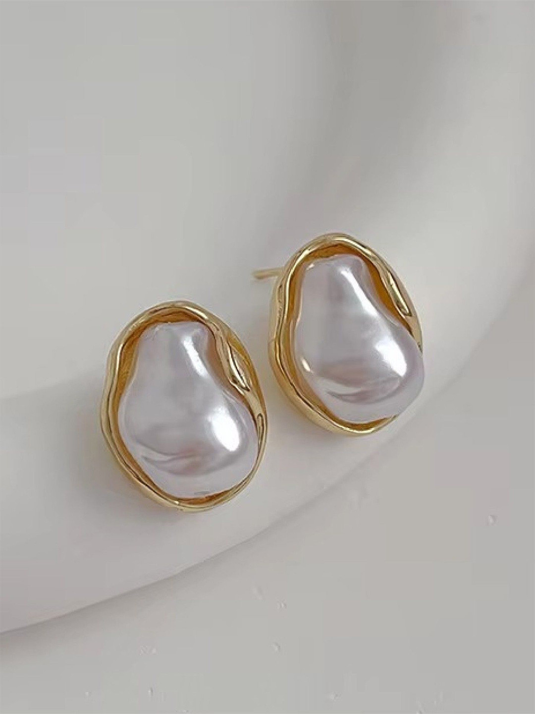 ISHKAARA Gold-Plated Pearls Core Chic Contemporary Studs