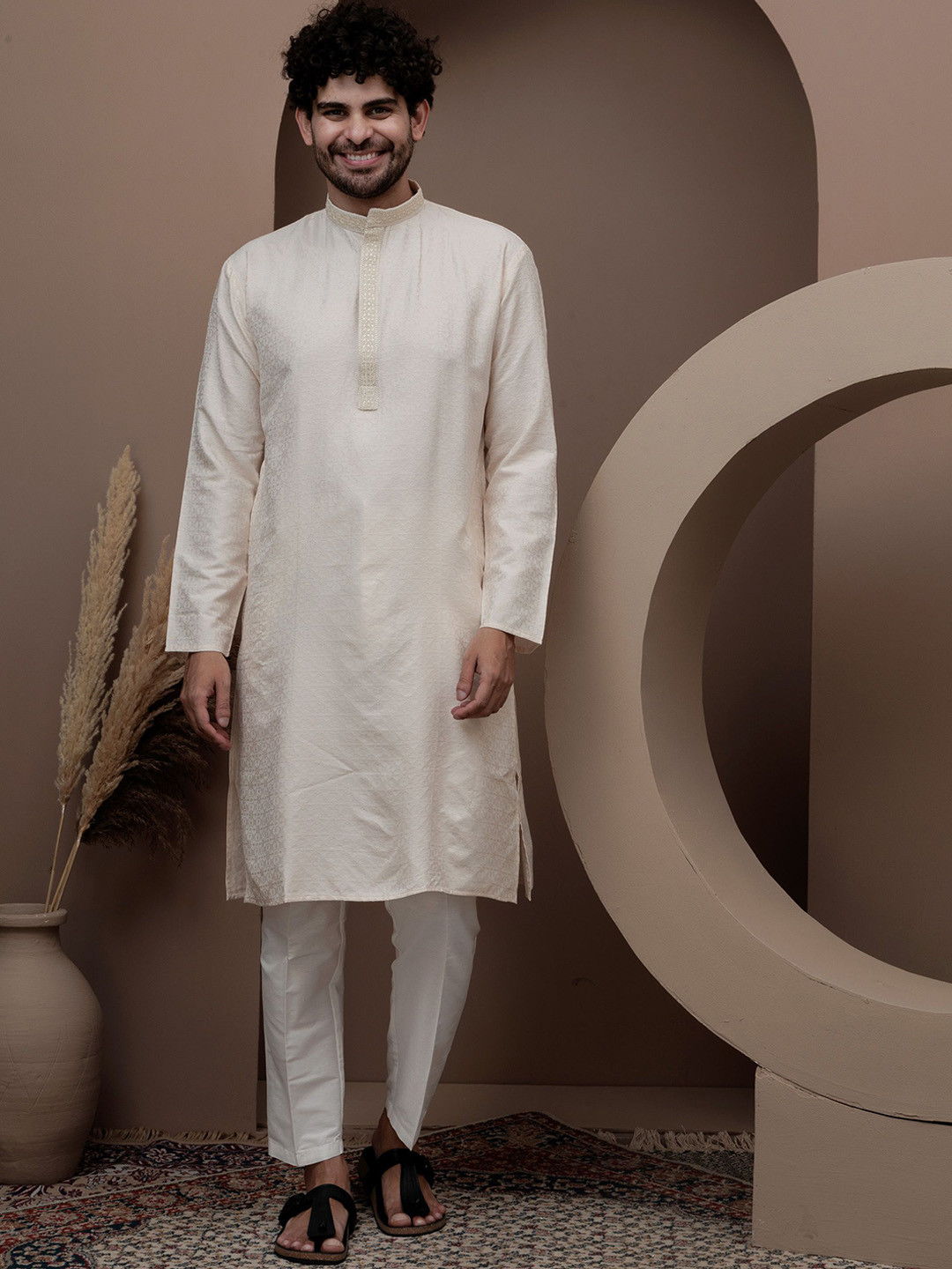 Dulha Ghar Men Textured Embroidered Kurta with Trousers