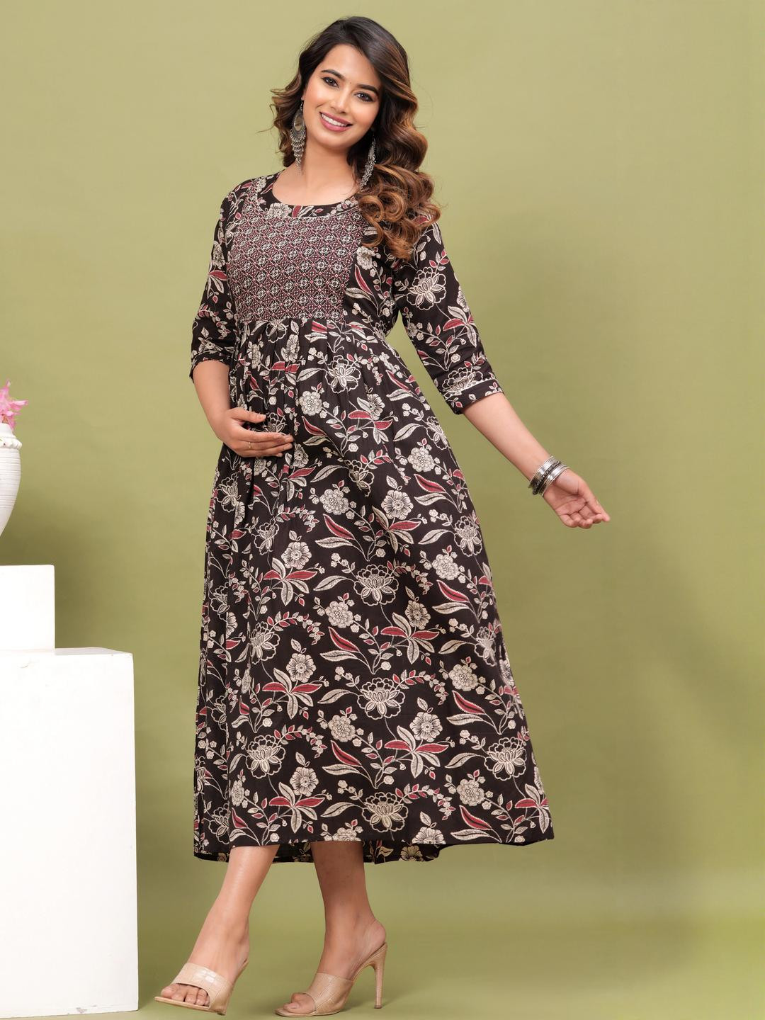 CLOTHYCORP Women Black Floral Printed Maternity Kurti With Feeding Zip